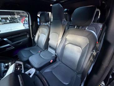 Land Rover Defender 110 D300 — photo 12
