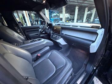 Land Rover Defender 110 D300 — photo 15