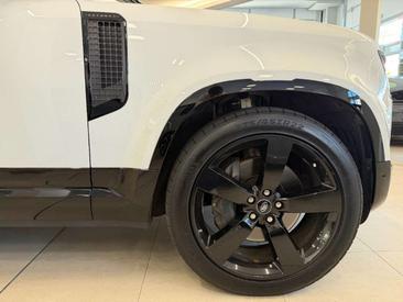 Land Rover Defender 110 D250 — photo 16