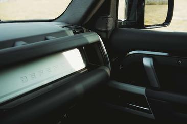 Land Rover Defender 110 D300 — photo 18