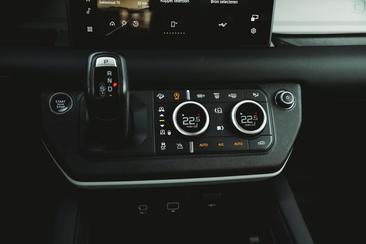 Land Rover Defender 110 D300 — photo 23