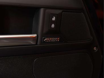 Land Rover Defender 110 P300e — photo 18