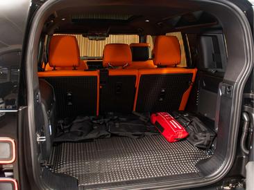 Land Rover Defender 110 P300e — photo 28