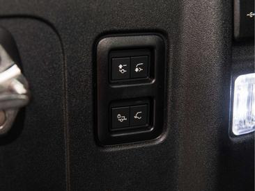 Land Rover Defender 110 P300e — photo 29