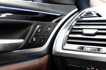 BMW iX3 — photo 38