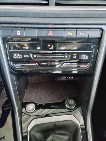 Volkswagen T-Roc 1.5 TSI — photo 13