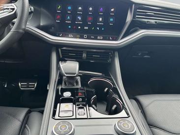 Volkswagen Touareg R EHybrid — photo 13