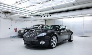 Aston Martin Vanquish V12 — photo 9