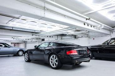 Aston Martin Vanquish V12 — photo 13