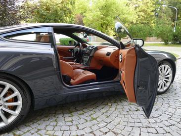 Aston Martin Vanquish V12 — photo 11