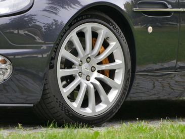 Aston Martin Vanquish V12 — photo 15