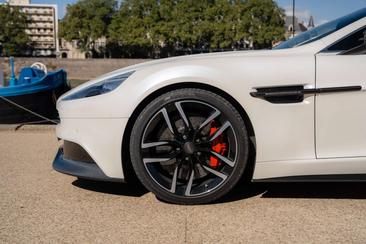 Aston Martin Vanquish V12 — photo 11