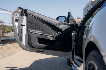 Aston Martin Vanquish V12 — photo 12