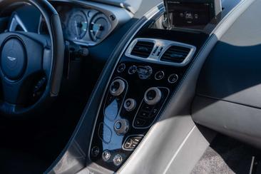 Aston Martin Vanquish V12 — photo 15