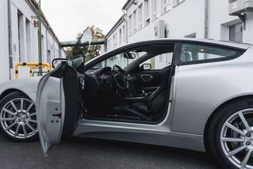 Aston Martin Vanquish V12 S — photo 28
