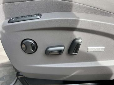 Volkswagen Multivan Van 2.0 TSI — photo 8