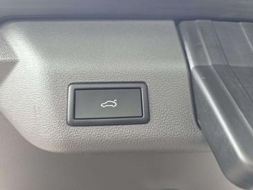Volkswagen Multivan Van 2.0 TDI — photo 16