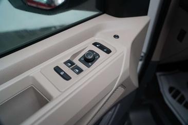 Volkswagen Multivan Van 2.0 TDI — photo 11