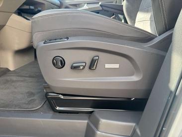 Volkswagen Multivan Van 2.0 TSI — photo 8