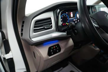 Volkswagen Multivan Van 2.0 TDI — photo 12