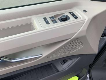 Volkswagen Multivan Van 2.0 TDI — photo 10