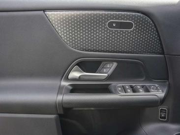 Mercedes GLA 200 — photo 16