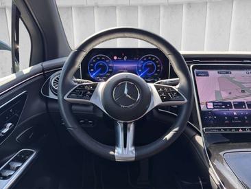 Mercedes-Benz EQE SUV 300 — photo 9