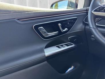 Mercedes-Benz EQE SUV 300 — photo 11
