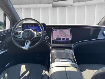 Mercedes-Benz EQE SUV 300 — photo 13