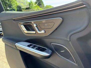 Mercedes-Benz EQE SUV 300 — photo 18