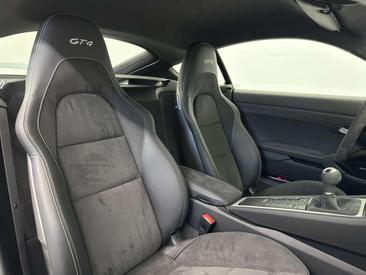Porsche 718 Cayman GT4 — photo 15