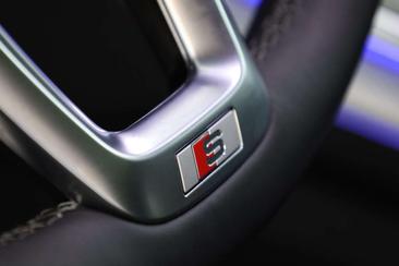 Audi SQ8 TFSI — photo 27