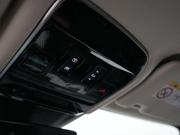 Land Rover Range Rover P550e — photo 16