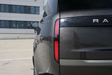 Land Rover Range Rover P460e — photo 15