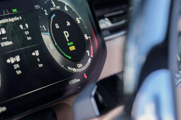 Land Rover Range Rover P550e — photo 18