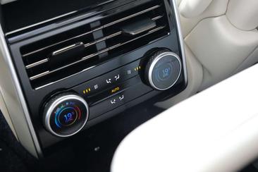 Land Rover Range Rover P550e — photo 23