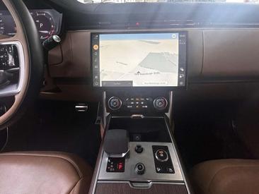 Land Rover Range Rover P400 — photo 12