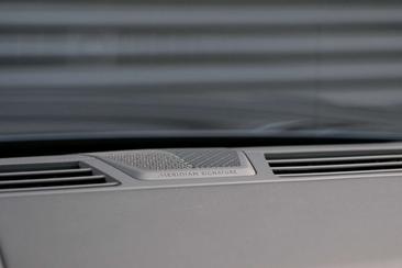 Land Rover Range Rover P550e — photo 48