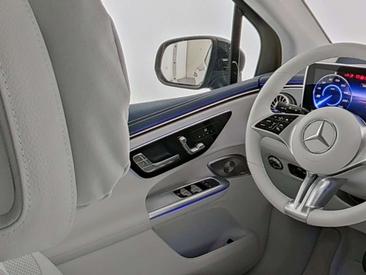 Mercedes EQE 300 — photo 8