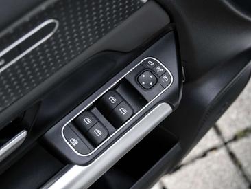 Mercedes EQA 300 4MATIC — photo 13