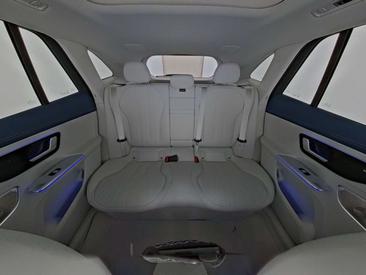 Mercedes EQE 300 — photo 9