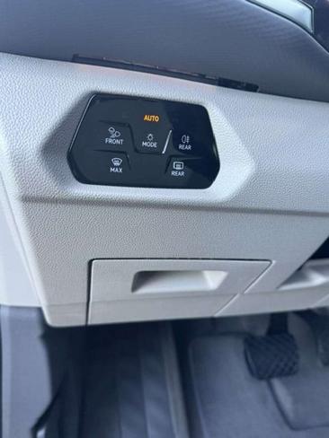 Volkswagen Multivan Van 2.0 TDI — photo 11