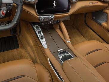 Ferrari GTC4Lusso — photo 9