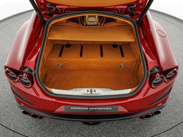 Ferrari GTC4Lusso — photo 14