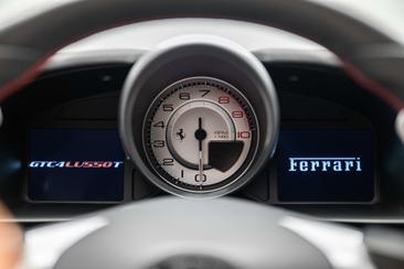 Ferrari GTC4Lusso T — photo 7