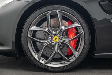 Ferrari GTC4Lusso T — photo 39
