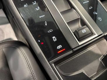 Porsche Macan Base — photo 36