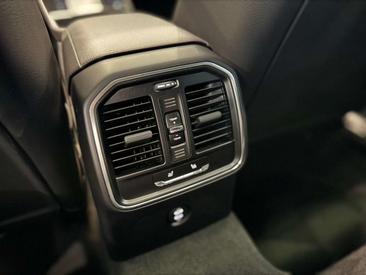 Porsche Macan Base — photo 41