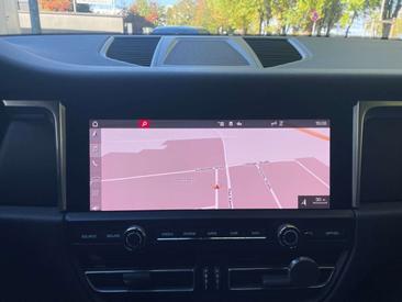 Porsche Macan Base — photo 17