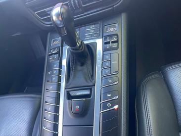 Porsche Macan Base — photo 25